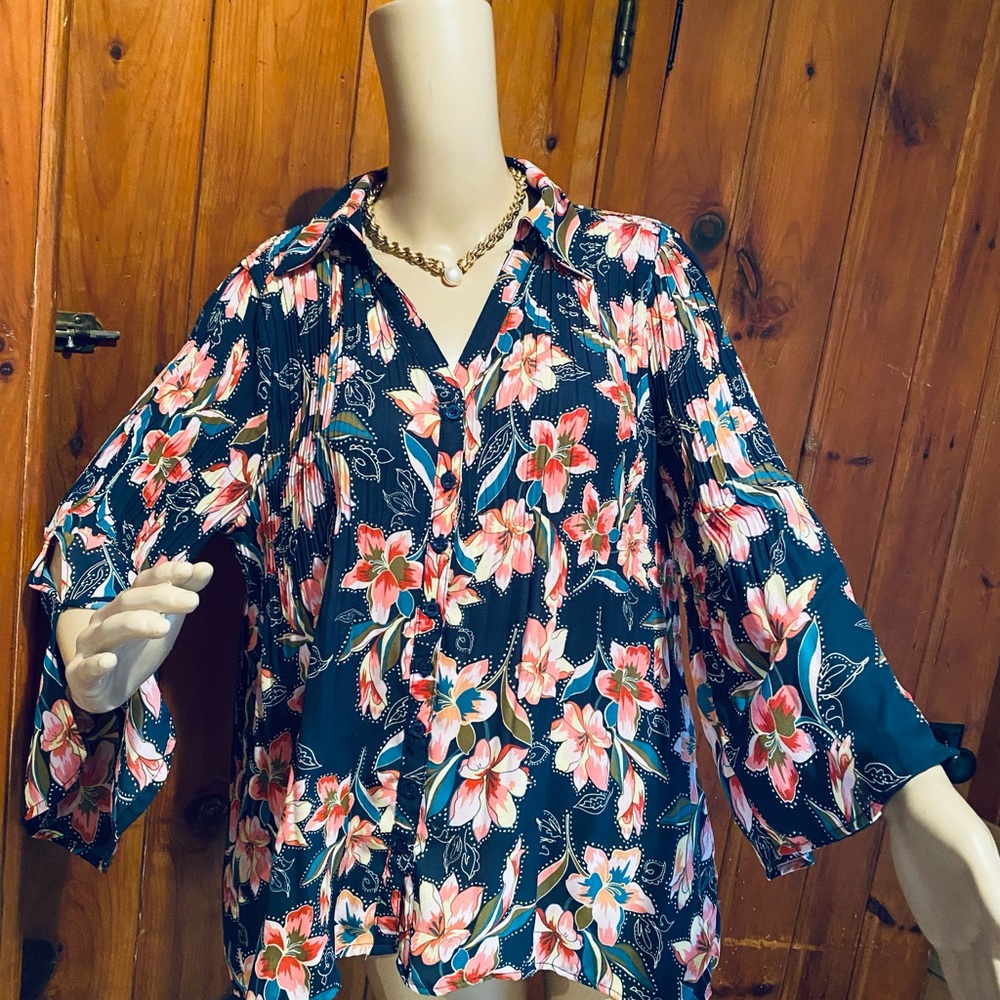 Floral Women's Top - Navy and Pink NWOT